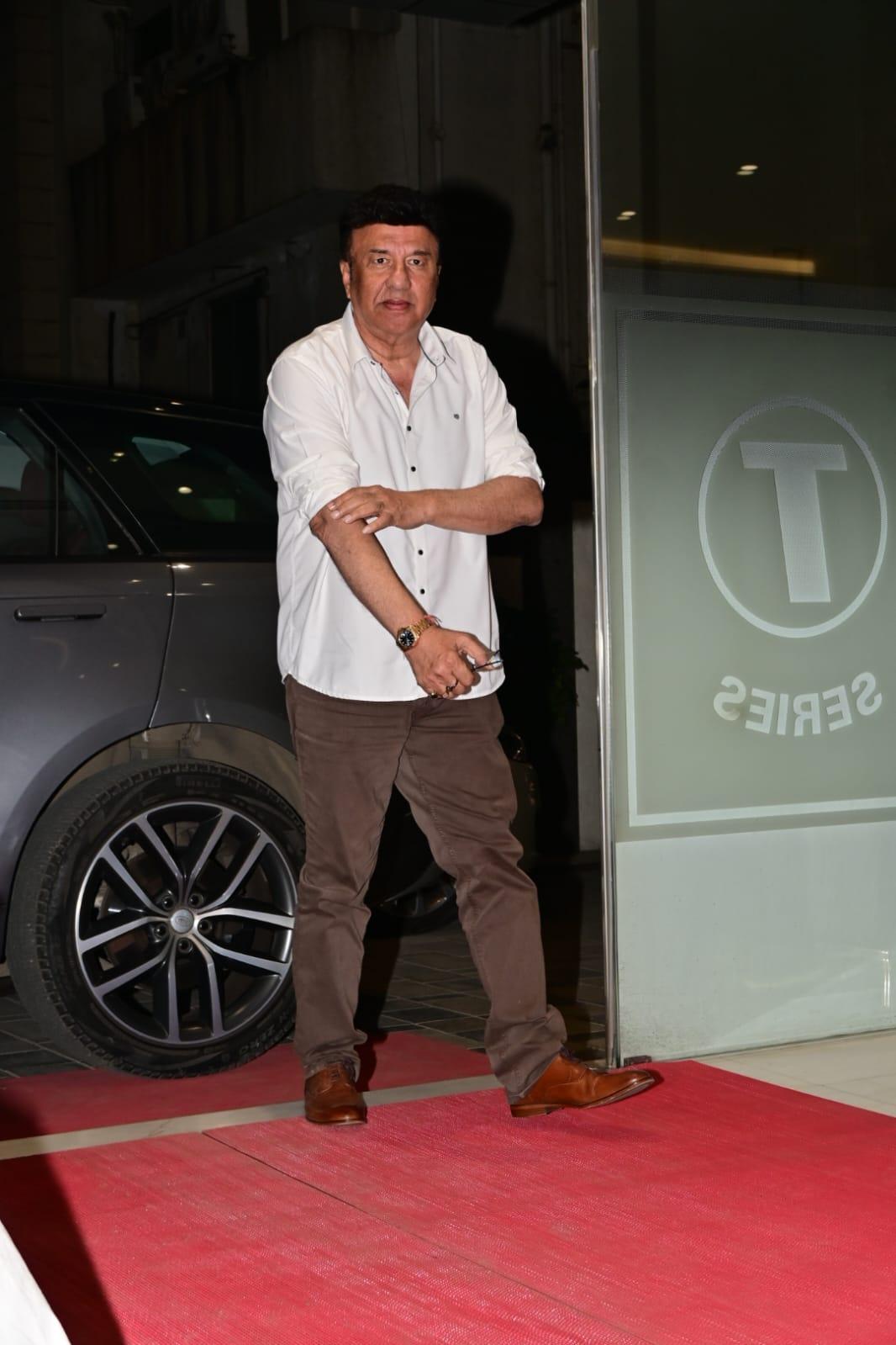 <p>Anu Malik who played an instrumental role in the music of Border arrived for the intimate get together of Border 2 team&nbsp;</p>